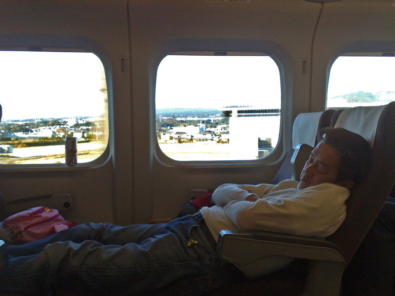 Japaner chillt im Shinkansen