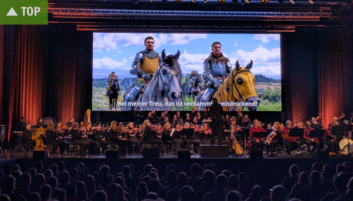 Blick auf die Bühne und das Orchester beim Livekonzerr zu Kingdom Come: Deliverance 2
