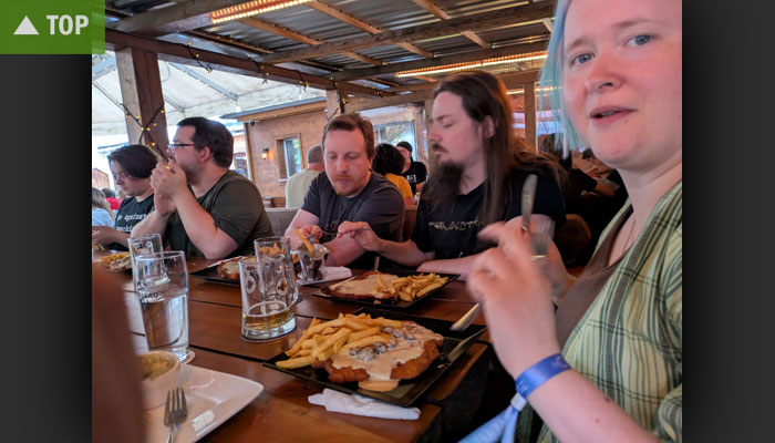 Mampfende gamescom-Besucher nach der gamescom