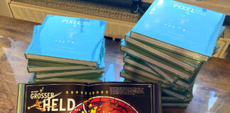 Zelda-Pixelfibeln gestapelt und ein aufgeschlagenes Exemplar